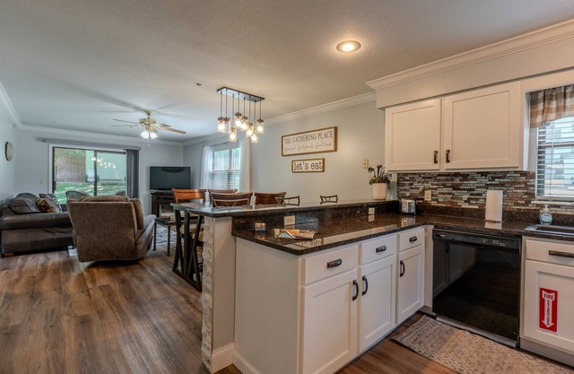 Pet Friendly ~ Resort Amenities ~ Near the 76 Strip ~ FREE TICKETS INCLUDED! (PR50-4)