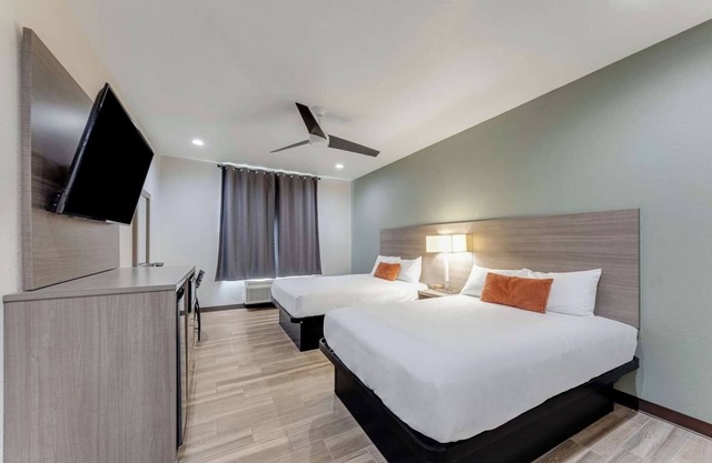 Pet-Friendly Room w/Free Breakfast Near Alamodome – Ideal for Events & Games