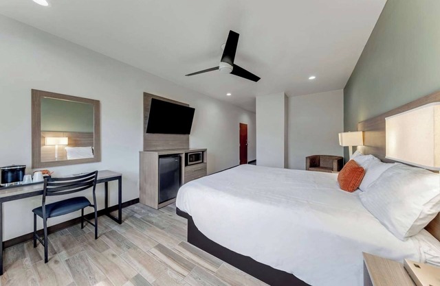 Pet-Friendly Room w/Continental Breakfast – Stay Near I-10 & I-35