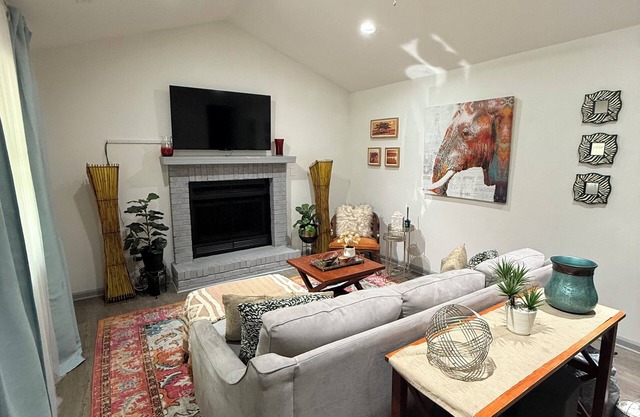 Pet Friendly-Sleeps 8-Centrally located near University, NoDa, Uptown & Concord.