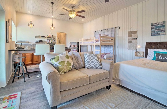 Pet-Friendly Studio w/ Kayak, Deck & Dock on Lake!