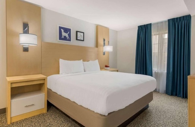 Pet Friendly Stylish Suite with Apartment-Style Comfort Near Charlotte Hotspots