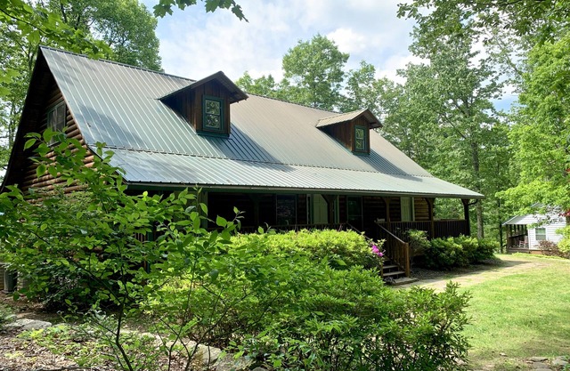 Pet-Friendly Suite in North Georgia Mountains with Kitchen, Dining & Living Room
