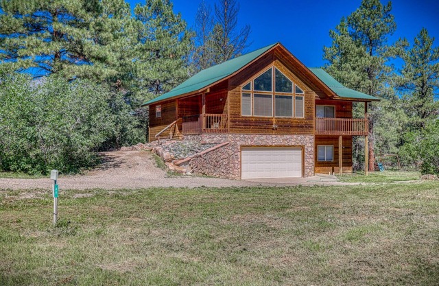 Pet Friendly TreeHaven Retreat