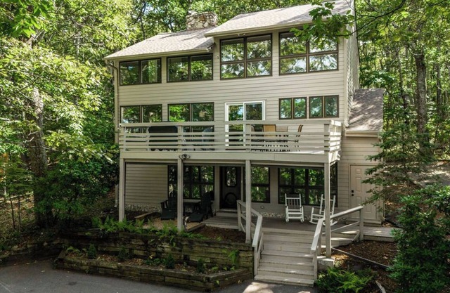 Pet-Friendly Snowflake Inn: Cozy Retreat with Sauna, Jacuzzi & Family Fun!