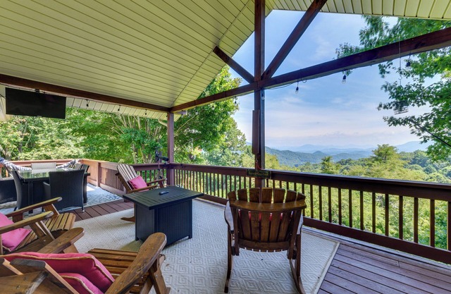 Pet-Friendly Waynesville Retreat w/Hot Tub!