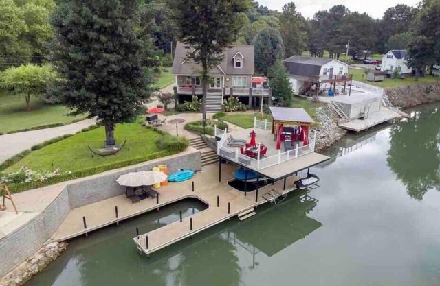 Pet Friendly, Wilson Lake, Dock, Boat Launch, 2 Slips, 4 bed 4 bath, lake view