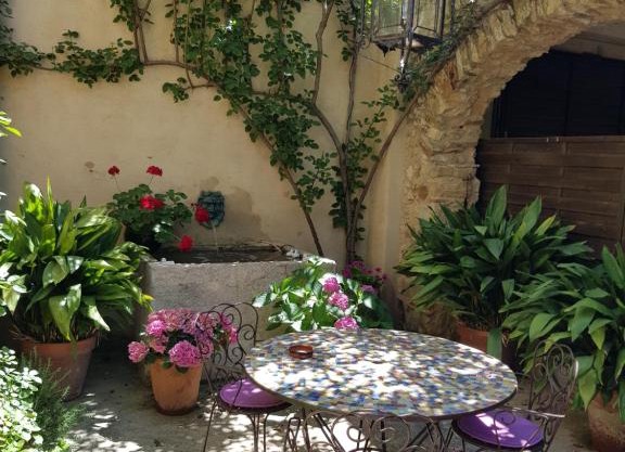 Petit apartament amb pati al poble de Pals