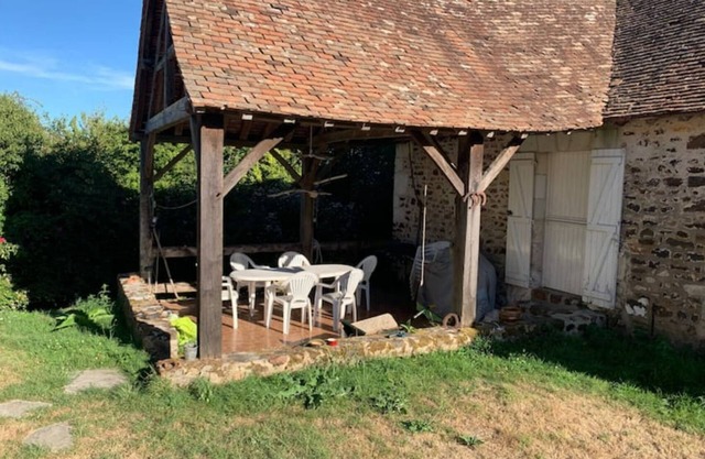 Petit Moulin Renaissance au Bord de L'eau