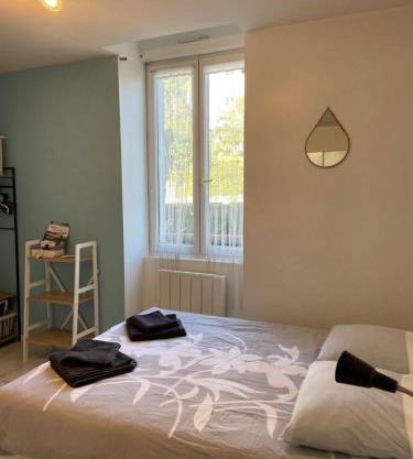 Petit studio avec parking, très bien équipé proche des Thermes et du centre ville Nouvelle literie