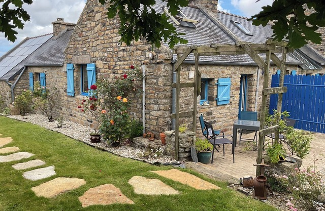 Petite Maison en Pierre Dans un Grand Jardin Fleuri