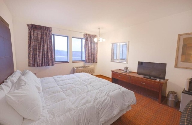 Pets Welcome, Room Near Purple Door & Free Parking