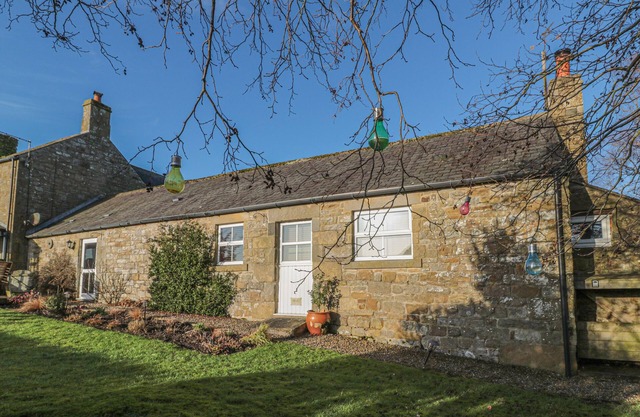 PETTY KNOWES COTTAGE, pet friendly, with hot tub in Otterburn