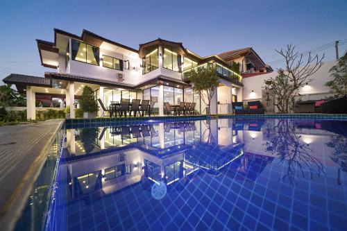 Phoenix Villa - Luxury Pool Villa with Entertainment Room - 15 minutes from Walking Street