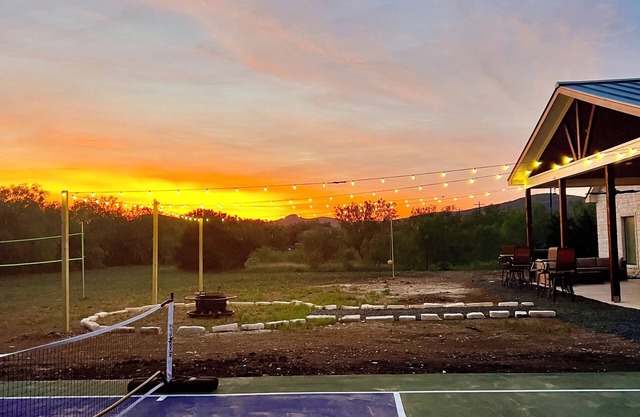 Pickleball Court! New 2025 Luxury Beauty, Mtn. Views, Only 2 minutes to Frio!