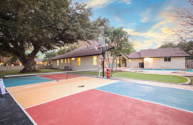 Pickleball, Pool & Fun Family Retreat Sleeps 16