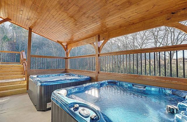 Pigeon Forge - Creekside Mansion - 12 Bedrooms - Sleeps 48