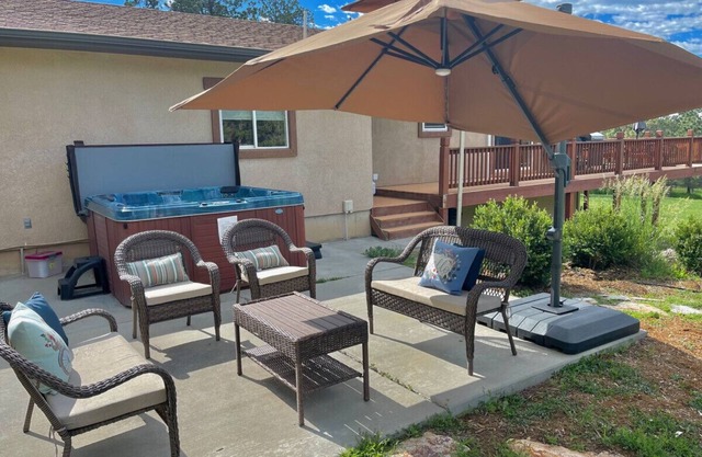Pikes Peak Vista House 5 BD 4 BA, Hot Tub and Acreage