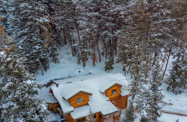 Pine by AvantStay | Magnificent Private Log Cabin w/ Veranda Mtn Views & Hot Tub