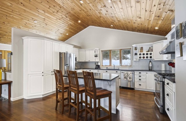 Pine Lodge: 4 br, fireplace, a/c, pool table, pond and deck!