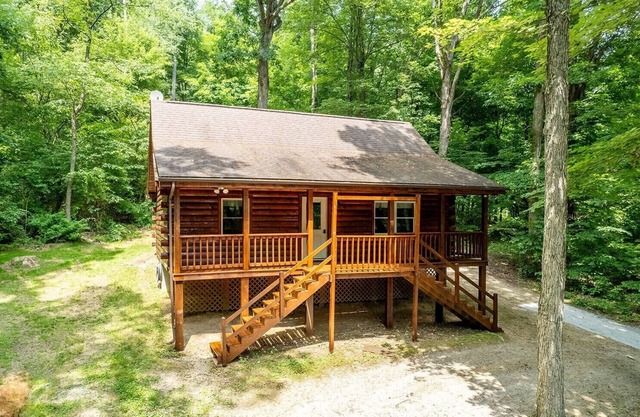 Pine Ridge Cabin - Secluded Cabin with Hot Tub