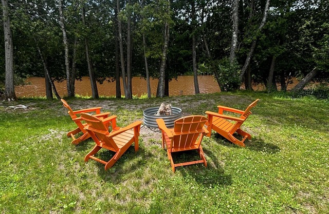 Pine River Cottage: Crisp Air & Colorful Leaves – A Fall Retreat by the River!
