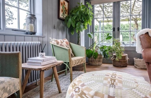 Pine Tree Cottage with swimming pool, Easton