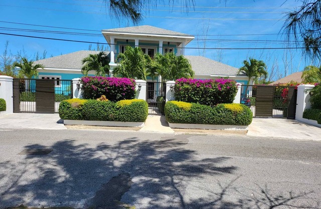 Pineapple Villa Spacious 5-bedroom villa in beautiful Nassau with Pool,AC, WiFi,