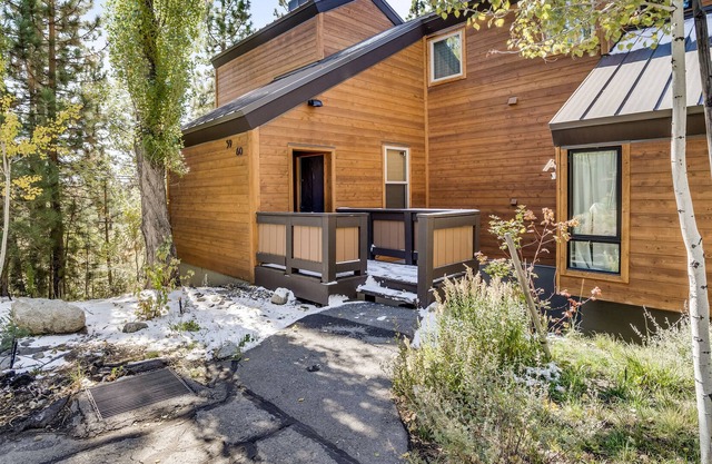 Pinegrove by AvantStay | Beautiful Villas Condo just outside Tahoe City!