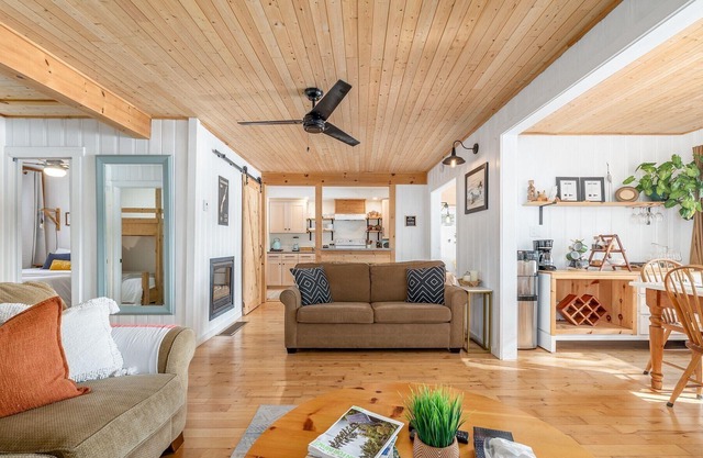 Pineview Cottage Escape - Year Round w/Hot Tub & Pet Friendly!