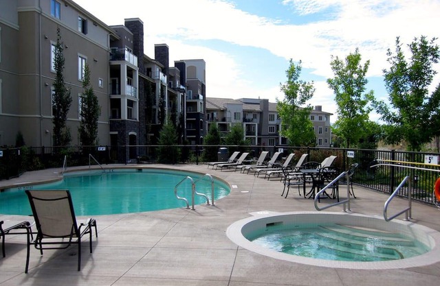 Pinnacle Pointe Resort - beautiful 2 bedroom with den suite