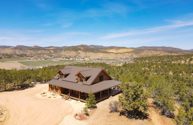 Pinyon Ridge Ranch Near Zion National Park. Private Hot Tub, incredible stargazi