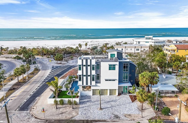 Pirate House: Gulf Front, Pool, #1 Location Lido Key, St. Armands One Block.