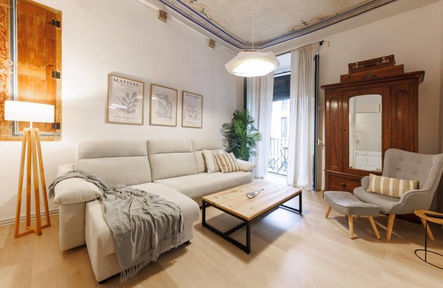 Plaça del Vi - Holiday Apartment Rental in Girona | Bravissimo