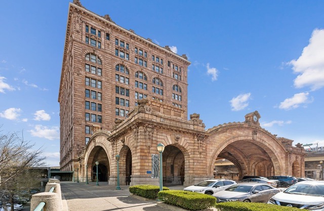 Placemakr Downtown Pittsburgh at The Pennsylvanian