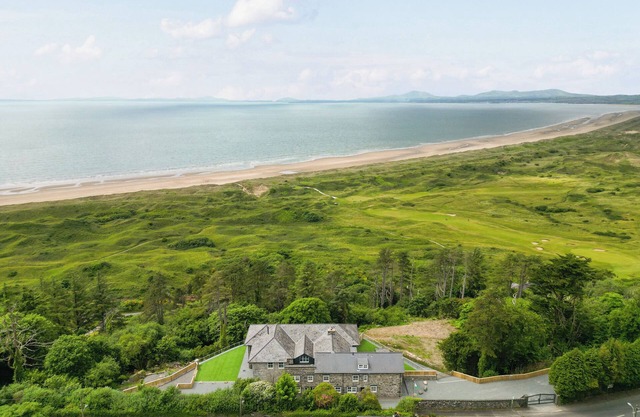 PLAS AMHERST, pet friendly, luxury holiday cottage in Harlech