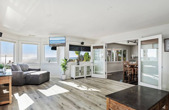 Platinum Loft - Epic Ocean Views