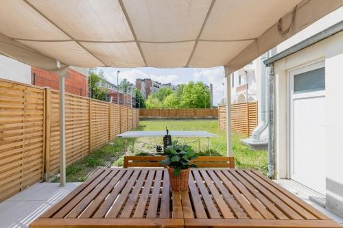 Play ping pong in your magical garden in Paris