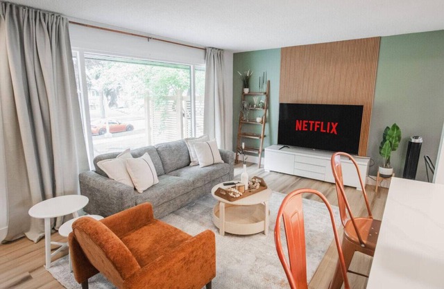 Play & Stay Downtown Sleeps 10