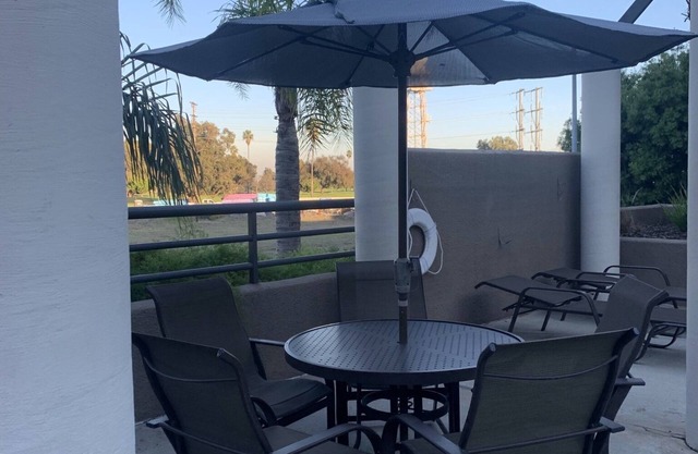 Playa Del Rey Beach Stay with Pools, Jacuzzis & Gym