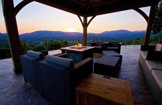 Playhouse near Yosemite, Views, Game Room, Hot Tub