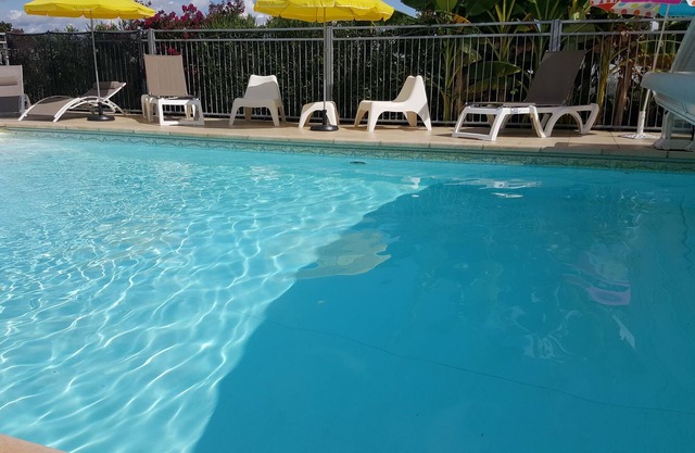 PLEASANT GITE SWIMMING POOL BIKES TABLE SOCCER BILLIARDS WIFI. (pets welcome)