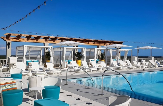 Pleasant Stay! Outdoor Pool, Pets Allowed, Near Versace Mansion!