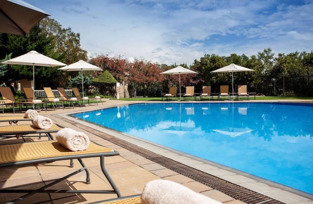 Pleasant Stay! Outdoor Pool & Spa, FREE Parking! Near Maseru Central Park