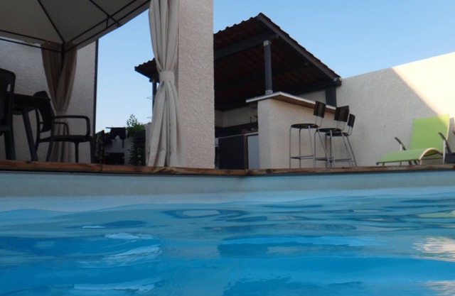 Pleasant Villa sleeps 8 in quiet dead end, with pool, close to the sea