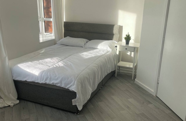 Please do not book. VRBO are refusing to delete the ad.