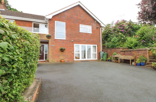 PLUM HILL, character holiday cottage, with a garden in Oswestry
