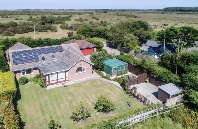 PLUMMERS WATER, pet friendly, country holiday cottage in Pilley