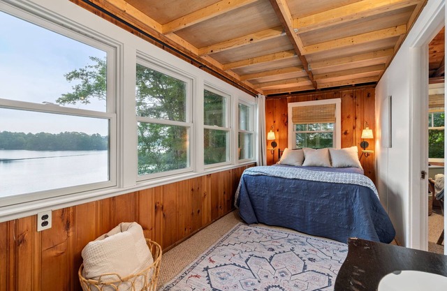 Plymouth's Little Red Cottage: 3-BR cabin w/WiFi, full kitchen, & lake access!