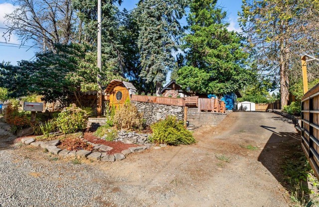 PNW Downtown Hobbit Home - Detached game-room & Outdoor pizza oven!